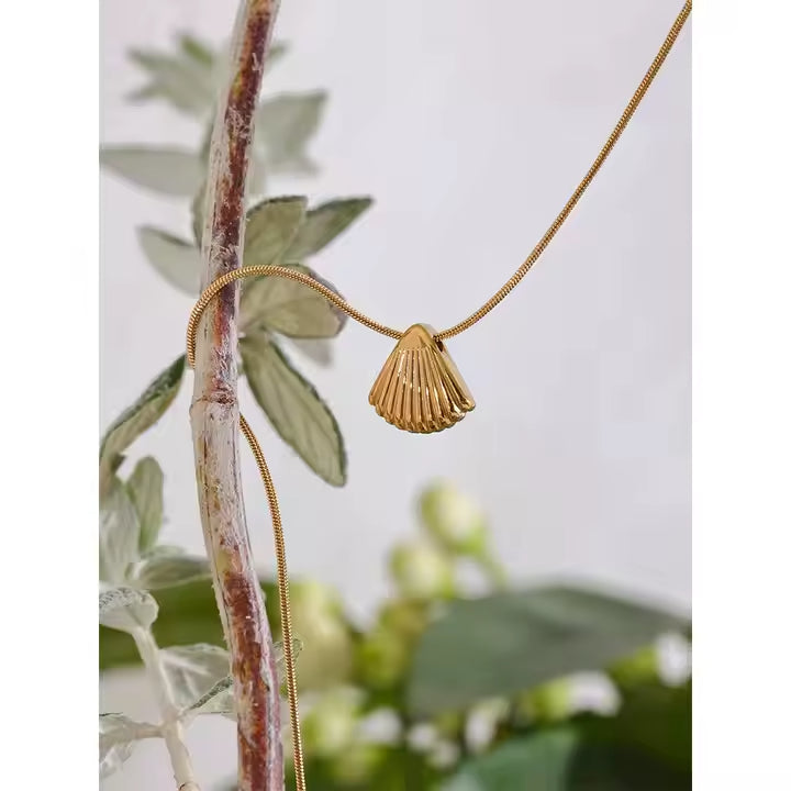 Colar Pingente concha minimalista - Dourado