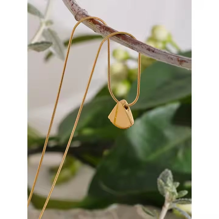 Colar Pingente concha minimalista - Dourado