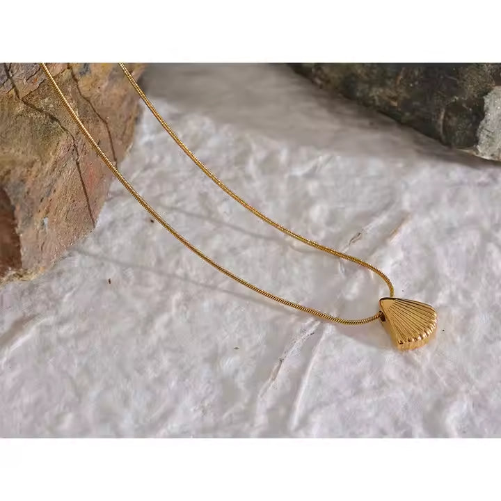 Colar Pingente concha minimalista - Dourado