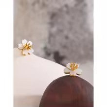 Brincos flor madre-pérola - Dourado