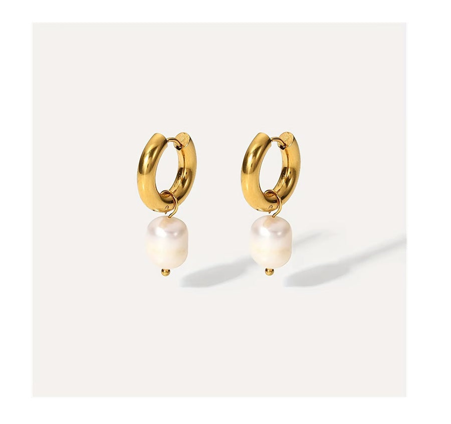 Brincos argola com pérola de água doce - Dourado