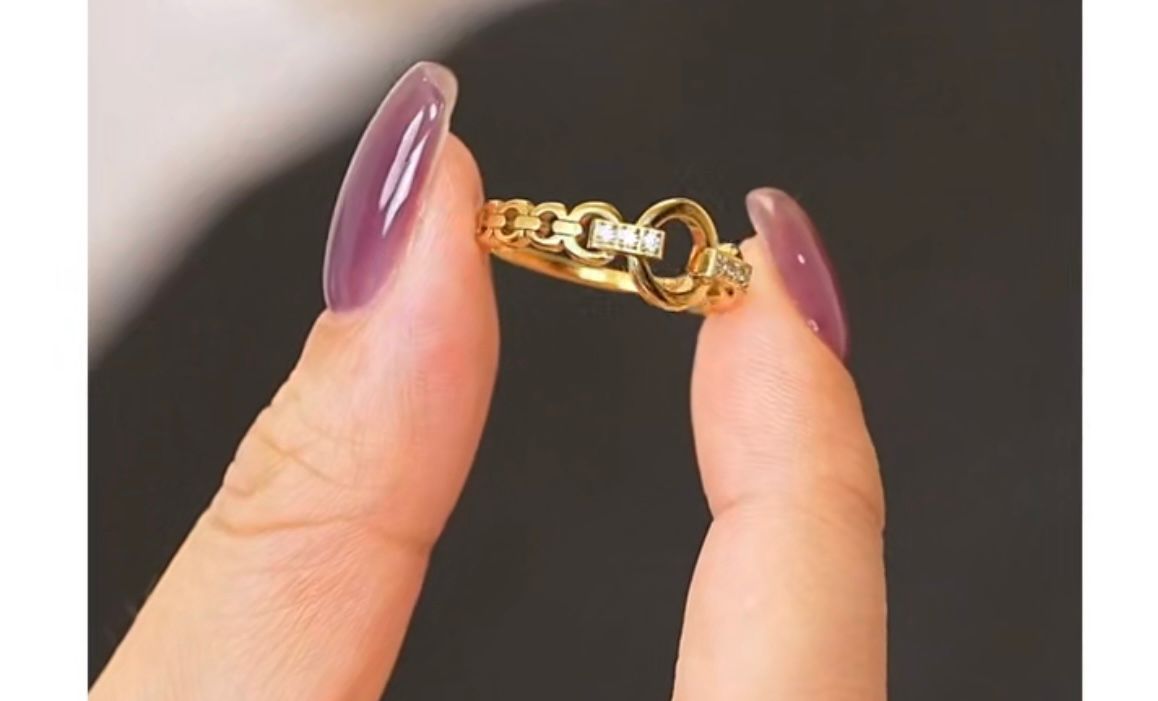 Anel zircônias cravejadas - Dourado