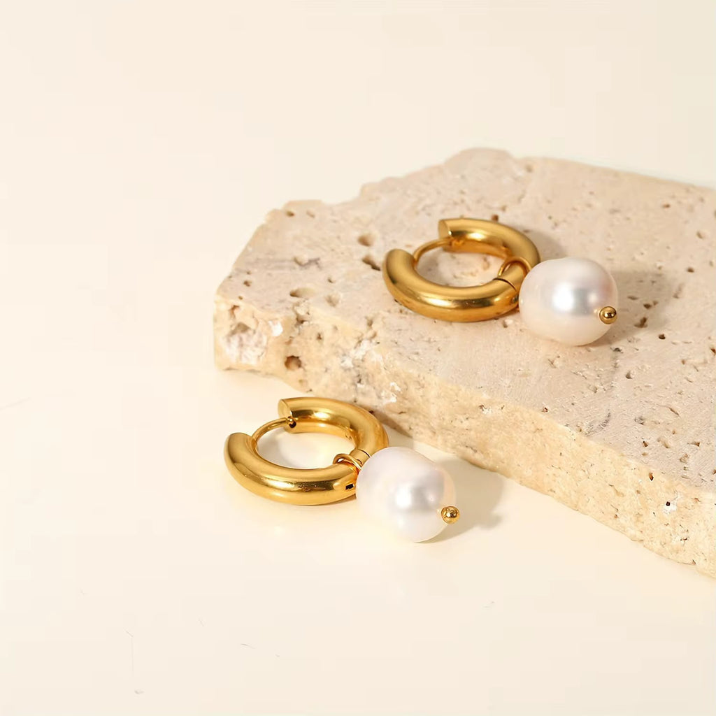 Brincos argola com pérola de água doce - Dourado